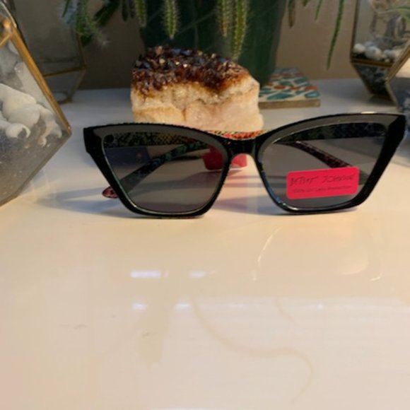 Betsey Johnson party in the back sunglasses main image 7